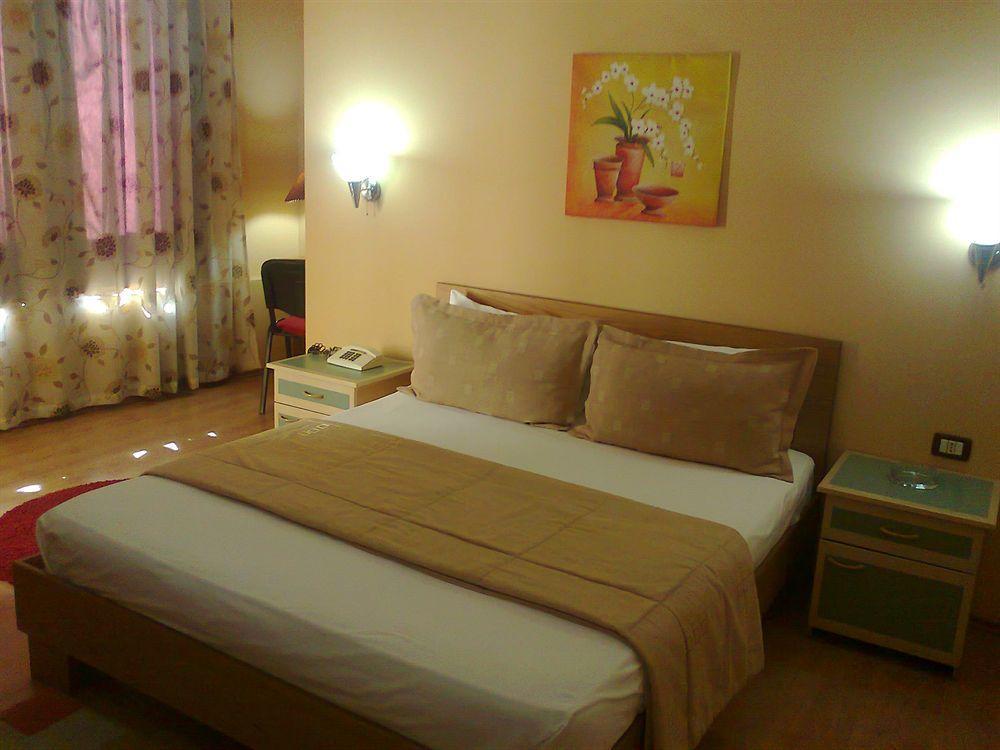 Stela Center 3*